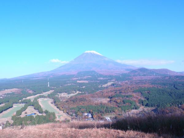 雪をすこーし被った富士山